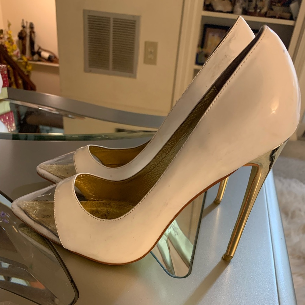 ❌❌❌ SOLD ❌❌❌ JESSICA RICH White and Gold pumps Size 10
